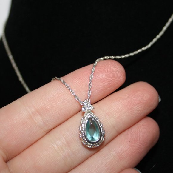 Beautiful silver and aquamarine necklace 16"